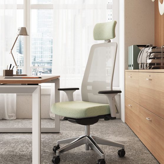 Idée de siège ergonomique gamme ??? Chaise de bureau moderne avec un design ergonomique et un repose-tête, devant un bureau.