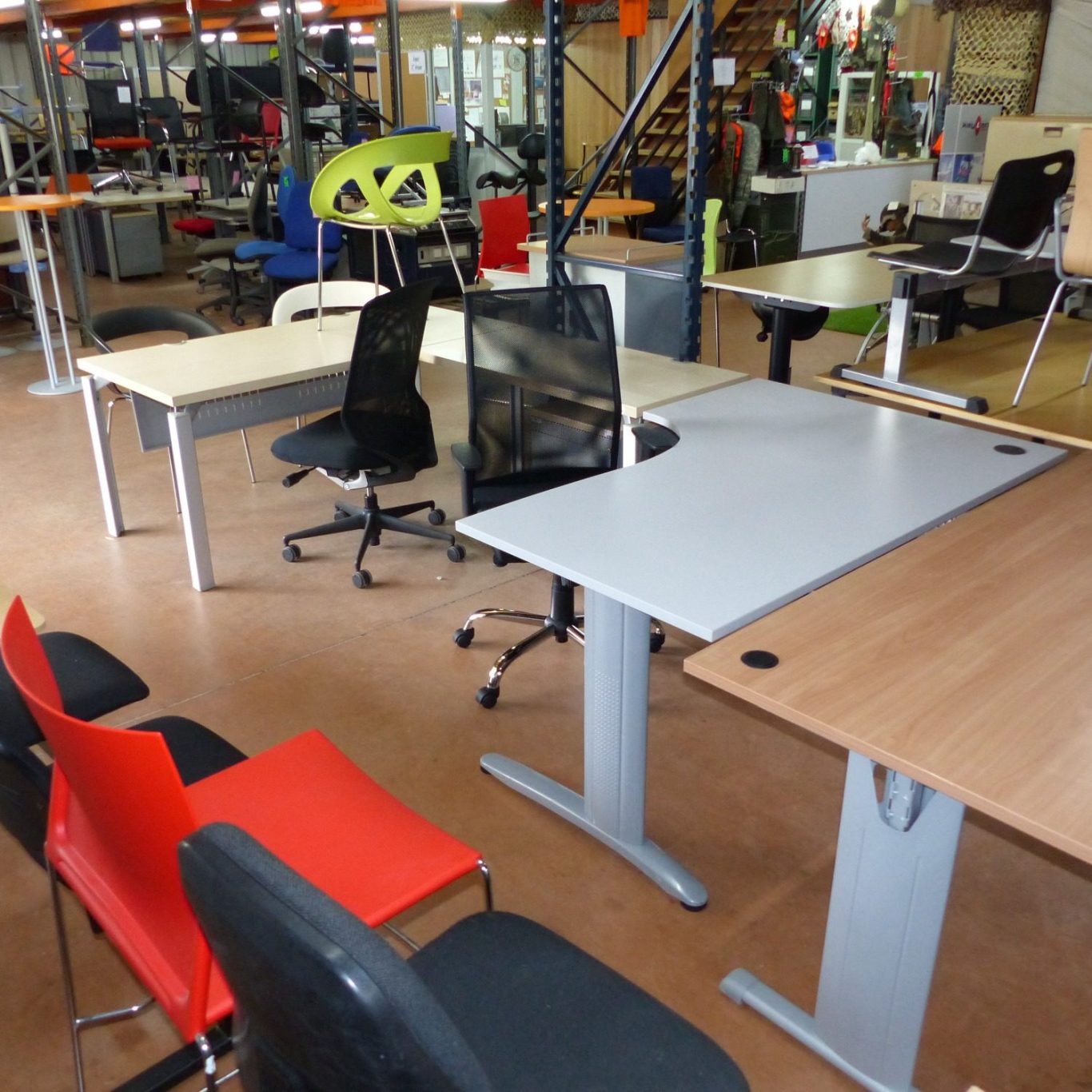 Mobilier seconde main Salle d'exposition avec divers bureaux et chaises modernes, disposés pour l'affichage.
